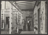 Fotoaufnahme von Bernhard Heiliger und Walter Gropius beim Besuch in Schloss Glienicke im Jahre 1958