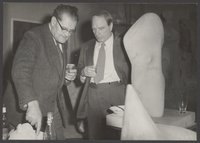 Fotoaufnahme von Kurt Martin und Henry Moore bei der Betrachtung von Bernhard Heiligers Arbeit