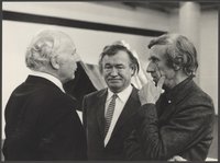 Fotodokumentation eines Zusammentreffens von Bernhard Heiliger, Walter Scheel und Werner Düttmann in der Akademie der Künste