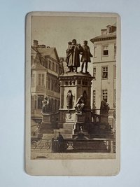 CdV, Unbekannter Fotograf, Frankfurt, Guttenberg-Denkmal, datiert Juli 1867