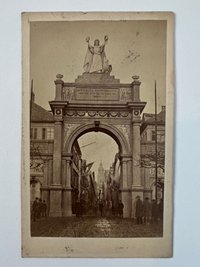CdV, Unbekannter Fotograf, Die Ankunft der Frankfurter Truppen nach dem Krieg gegen Frankreich, Ehrenpforte vor dem Taunustor, 11. Oktober 1871