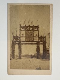 CdV, Hermann Hartmann, Frankfurt Triumphbogen vor den Eingängen zum Festplatz beim deutschen Schützenfest, 12. Juli 1862,