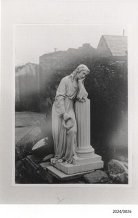 Bad Dürkheim, Grabskulptur des Steinmetzes Bassemir, um 1949