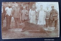 Postkarte mit 8 Soldaten und einem Wildschwein