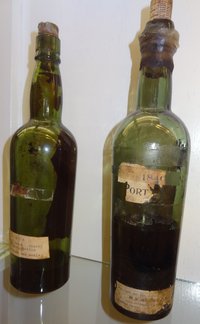 Zwei Weinflaschen 19. Jahrhundert