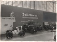 Schwarz-Weiß-Aufnahmen Zettelmeyer-Messestand auf der Automobilausstellung Berlin 1939
