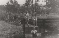 Drei Kinder beim Absperrwehr des Mühlenbaches