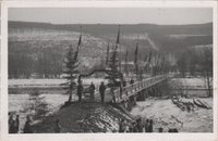 Soldaten bewachen den Zugang zur Pionierbrücke bei der Einweihung 1940