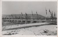 Die 1940 fertiggestellte und mit Flaggen geschmückte Pionierbrücke über die Ahr