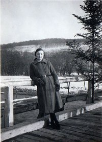 Junge Frau steht auf der 1940 erstellten hölzernen Ahrbrücke