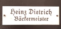 Türschild des Bäckermeisters Heinz Dietrich