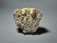 Pyrit- und Kalzitminerale auf Quarz
