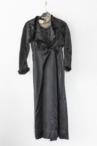 Kleid aus schwarzer Seide mit Fellbesatz, um 1910