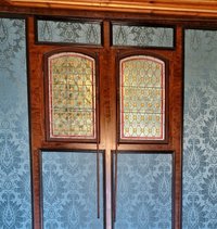 Doppeltes Binnenfenster, farbig verglast, um 1870