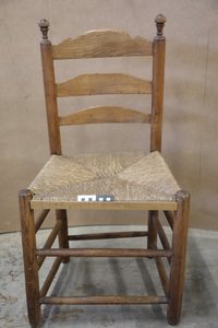 Stuhl mit Sitzfläche aus Binsengeflecht