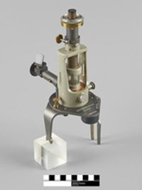 Magnetometer zum Aufsetzen auf einen Theodoliten der Firma Otto Fennel Söhne