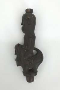 Plastisch gestalteter Verschluss aus Holz: anthropomorphe Reiterfigur auf einer singa