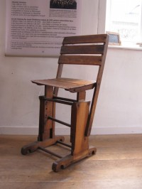 Höhenverstellbarer Stuhl