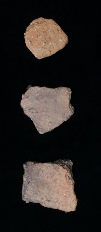 Gefäßfragmente aus Brandgrubengrab