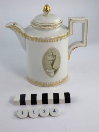Kaffeekanne Mit Medaillondekor Vasen. Stabkantenrelief