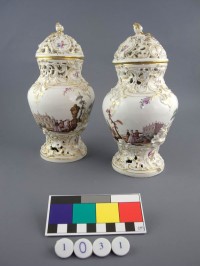 Paar Potpourri-Vasen Mit Figuren- Und Architekturmalerei