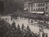 Neusser Reitercorps, auf dem Markt 1928