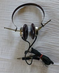 Kopfhörer mit Federstahlbügel