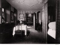 Fotografie (schwarz-weiß) Altes Museum Innenraum Bauernstube mit Blick in die Küche