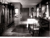 Fotografie (schwarz-weiß) Altes Museum Innenraum Bauernstube mit Blick von der Küche