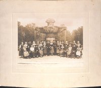 Fotografie einer Trachtengruppe am Ostertagbrunnen