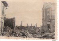 Blick aus der Schulgasse auf den zerstörten heutigen Stadtplatz, 1945