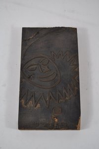 Linolschnitt mit Abbildung eines lachenden Harlekin