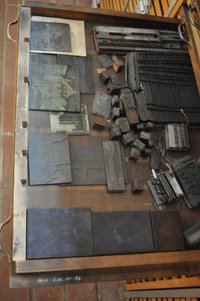 Schublade mit Druckformen und Bleiklischees