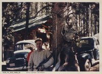 Farbfoto, Der beste Freund von Josef Fuchs in den USA vor einer Blockhütte nach der Jagd