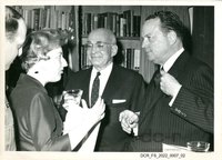 Schwarzweißfoto, Der US-amerikanische Botschafter McGhee mit Konsul Backer und der Journalistin Helga Dörner