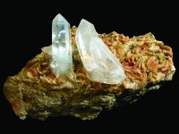 Quarz (Bergkristall) auf Siderit mit Kupferkies