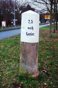 Kilometerstein am Ortsausgang Richtung Speyer