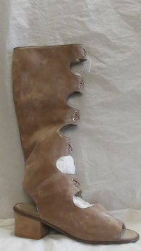 Hellbrauner Damenstiefel aus Nubukleder mit Zierausschnitten