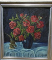 Rote Rosen in blauer Vase