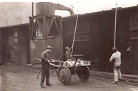 Foto Arbeiter mit Tank und Spritzen an langen Stangen