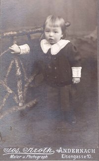 Foto eines Jungen mit Spitzenkragen