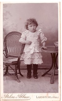 Foto eines Kindes mit spitzenbesetztem Kleid