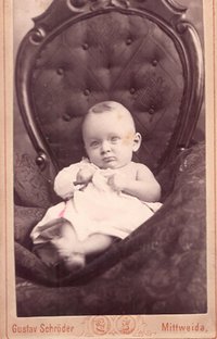 Foto Baby im großen Stuhl