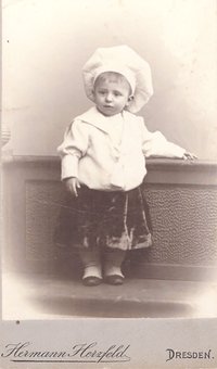 Foto Kleinkind mit großer Bäcker- oder Kochmütze