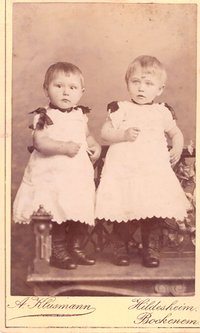 Foto zweier Kleinkinder in weißen Kleidern
