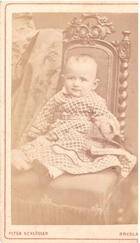 Foto Kleinkind auf einem Stuhl