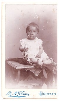 Foto Kind sitzend auf einem Tisch