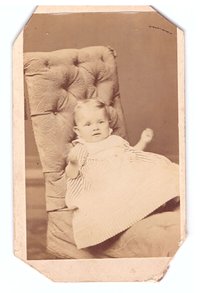 Foto Kind sitzend auf einem gepolsterten Stuhl