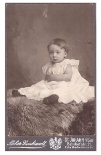 Foto Kleinkind im langen, weißen Kleid