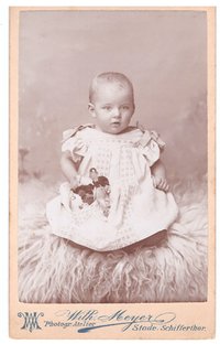Foto Kleinkind mit Spielzeug auf einem Fell